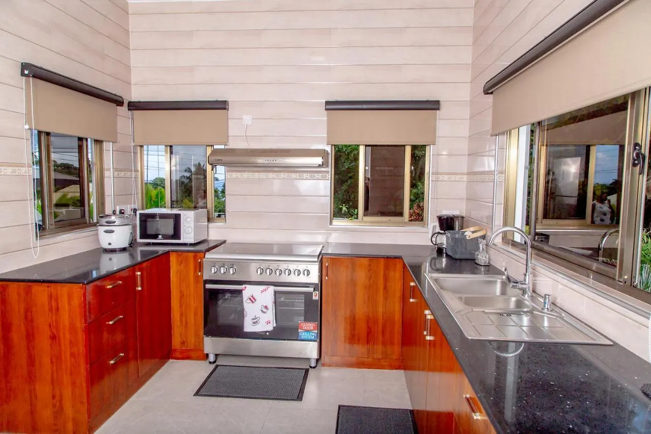 2-Bed Apt Sleeps 4 Near Beau Vallon Beach Seicheles